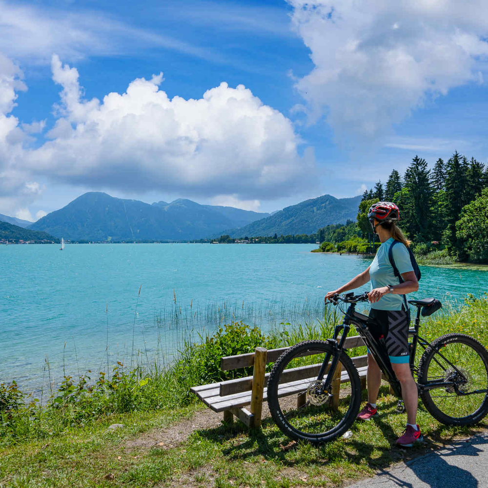 Farradfahrerin macht eine Pause am Tegernsee