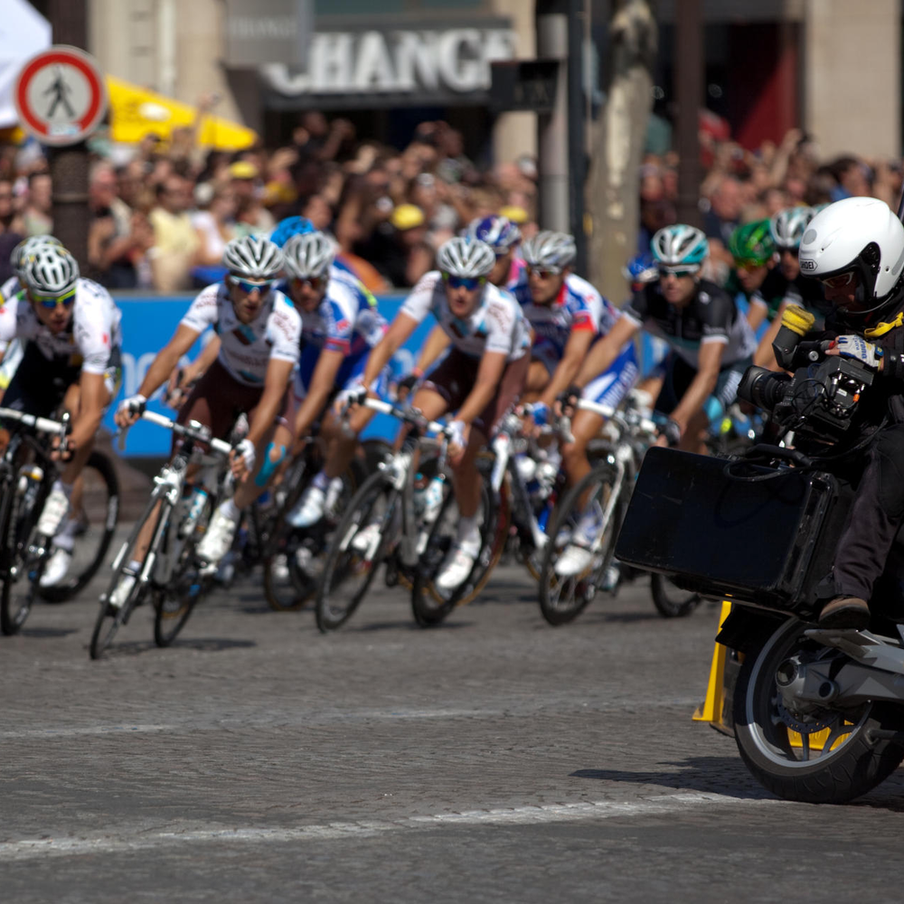 Mehrere Rennfahrer fahren die Strecke der Tour de France