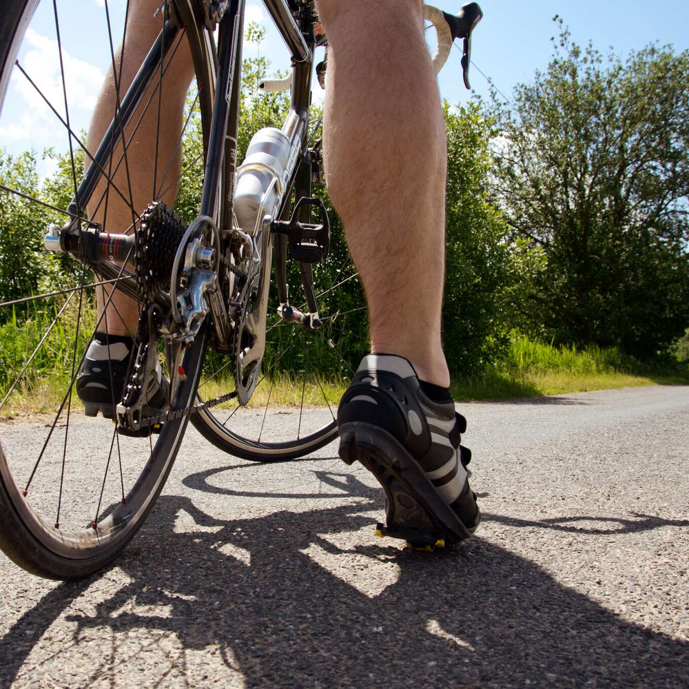 Eine Person sitzt auf einem Fahrrad.