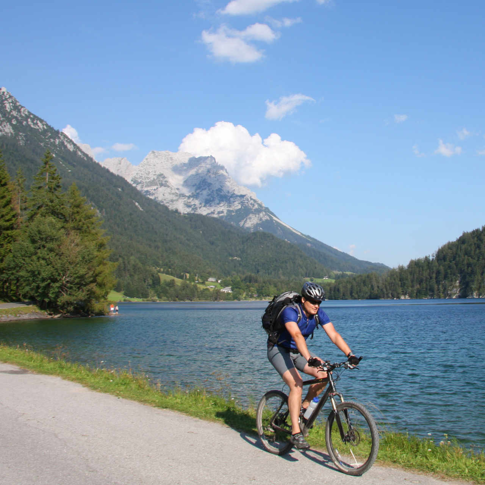 Person fährt am Wilden Kaiser entlang