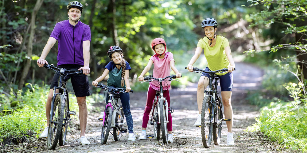 Familie fährt Fahrrad im Wald